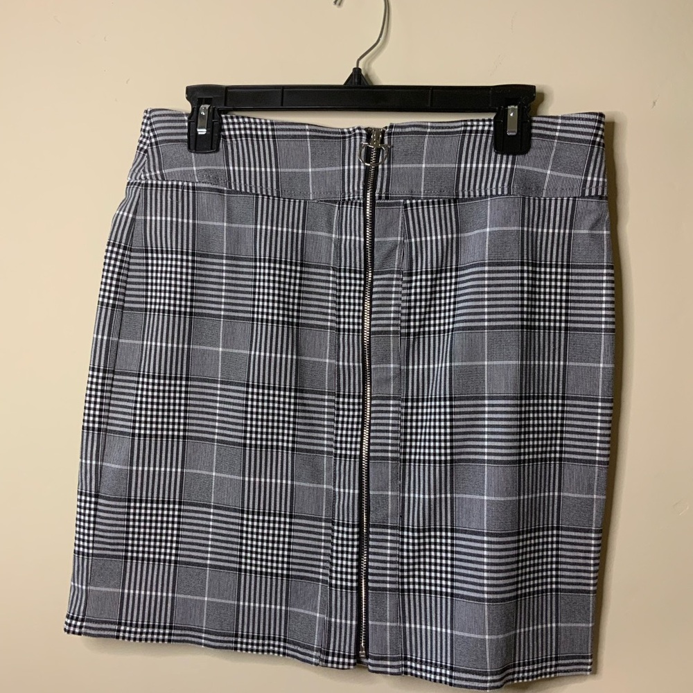 Skirt plaid medium but will fit size 8, 10,12 due to stretchy material